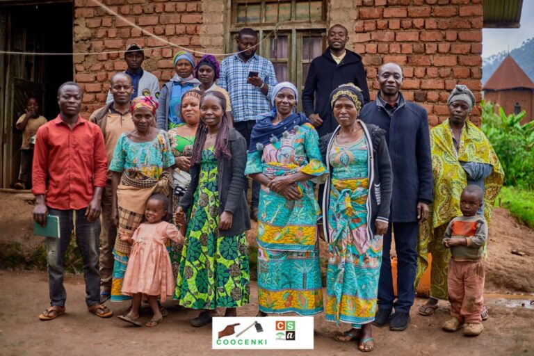 Nord-Kivu : la COOCENKI accompagne des agriculteurs et agricultrices de Lukanga dans la fabrication de biopesticides contre la chenille légionnaire d’automne et autres ravageurs du maïs